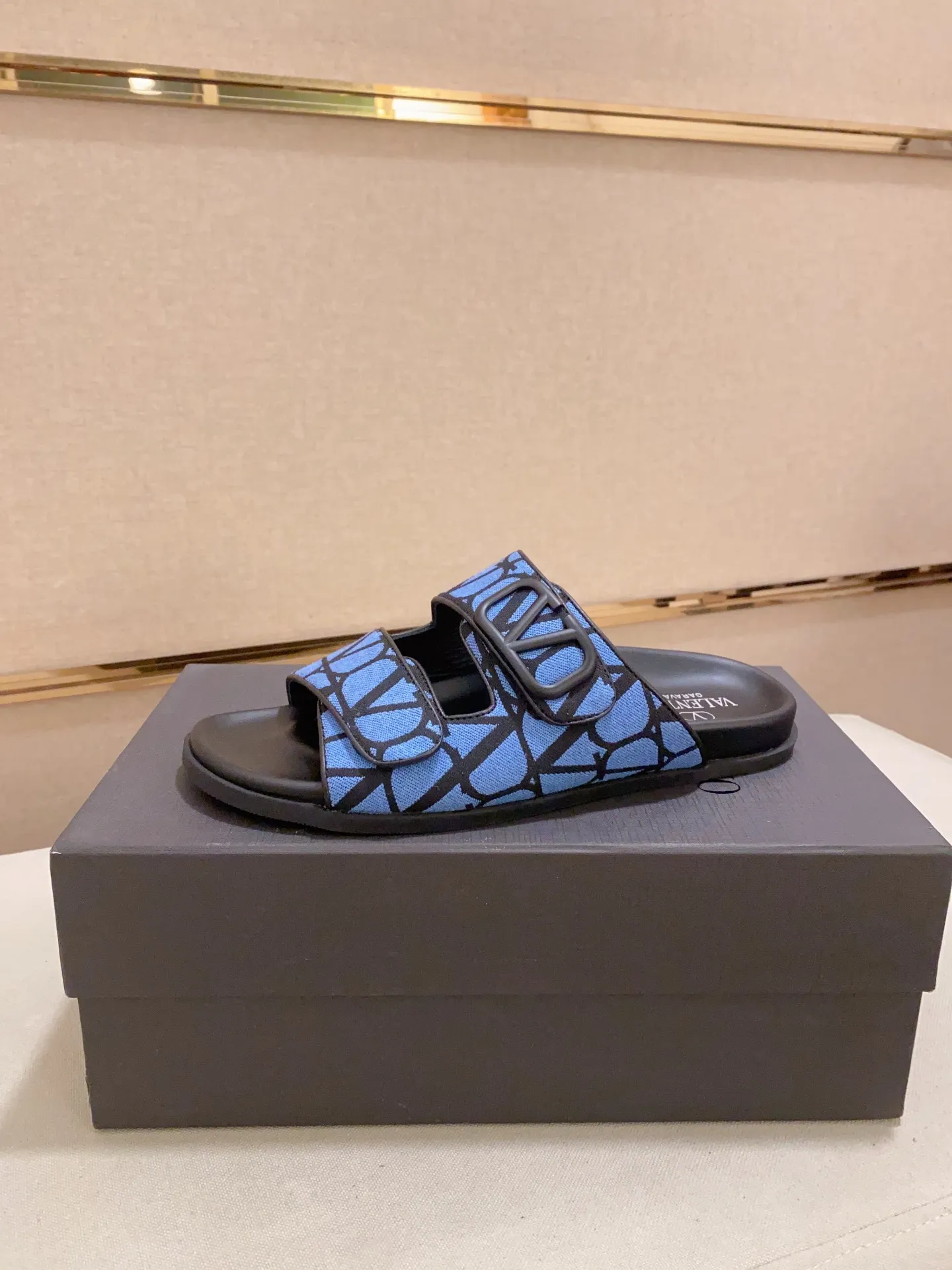 Men's shoes💰: 440💰High version [Valentino] New men's boutique slippers, counter quality, classic plaid, the actual workmanship is quite complex🔰The uppers are made of imported canvas fabric➕🐑Sheepskin lining, which tests the craftsman's craftsmanship➕original PU outsole. Size: 38-44 (45 can be customized, non-refundable)